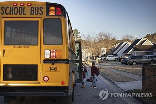 스쿨버스로 등교하는 미국 어린이들