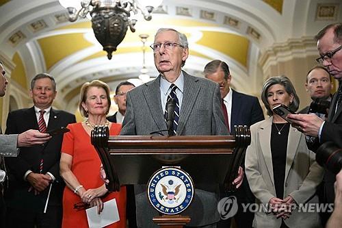 기자회견하는 매코널 원내대표