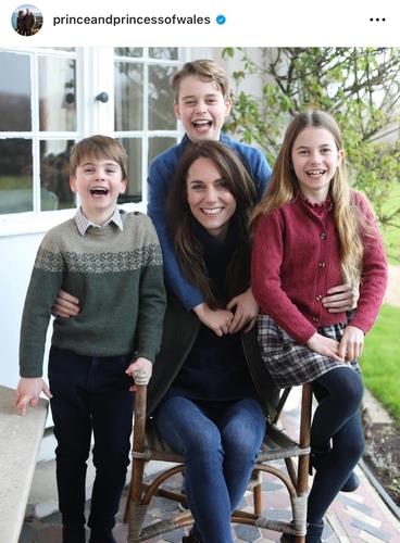 Bức ảnh của Thái tử Anh Kate Middleton được tung ra ngày 10 đã làm dấy lên tin đồn thao túng. Thái tử phi đã xin lỗi vào ngày 11 và nói rằng cô đã 'chỉnh sửa' bức ảnh này. [Chụp tài khoản Instagram của Hoàng tử William và vợ. Bán lại và DB bị cấm]