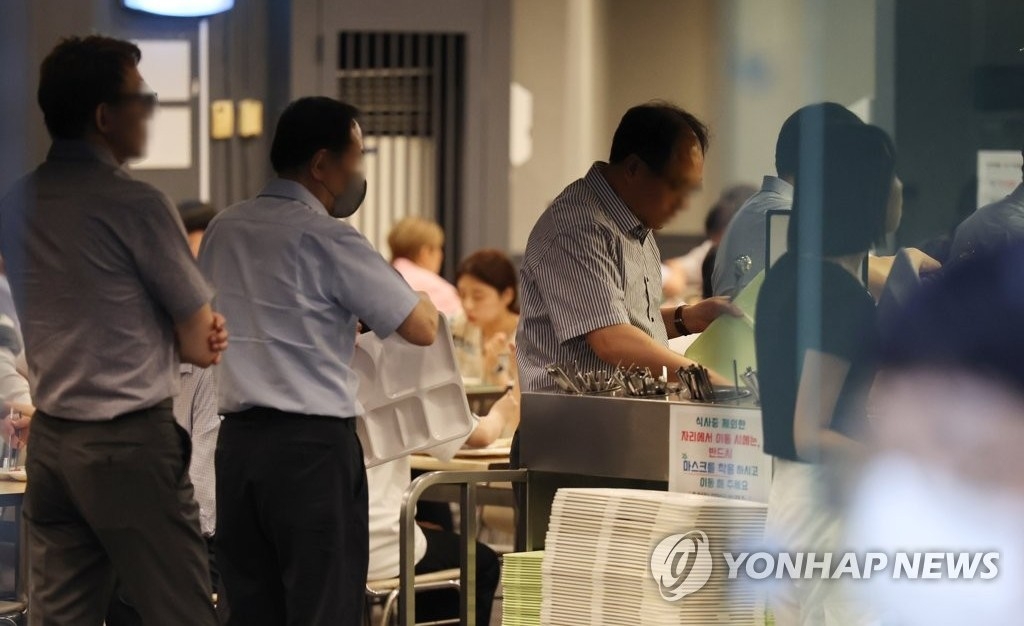 점심시간 구내식당 찾은 직장인들