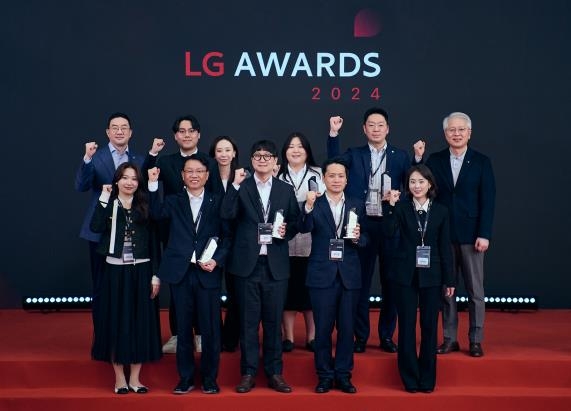 '2024 LG 어워즈' 수상자들과 기념 촬영하는 구광모