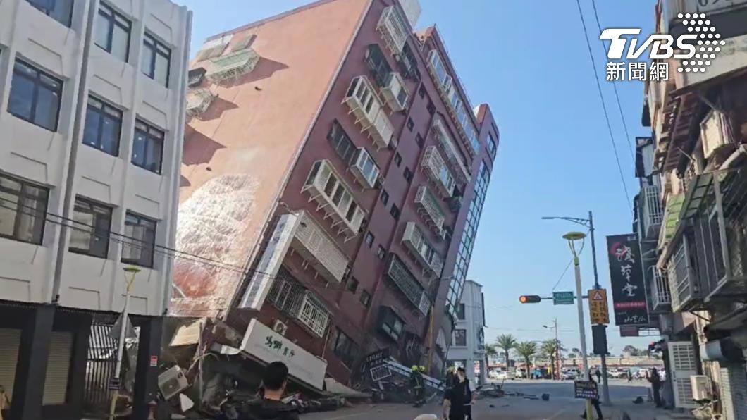 지진 충격으로 기울어진 화롄 톈왕성 빌딩
