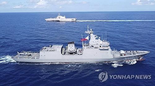작년 11월 남중국해에서 공동 순찰중인 필리핀과 미국 군함