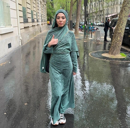 파리서 히잡 쓴 모로코 여성 관광객에 '퉤'