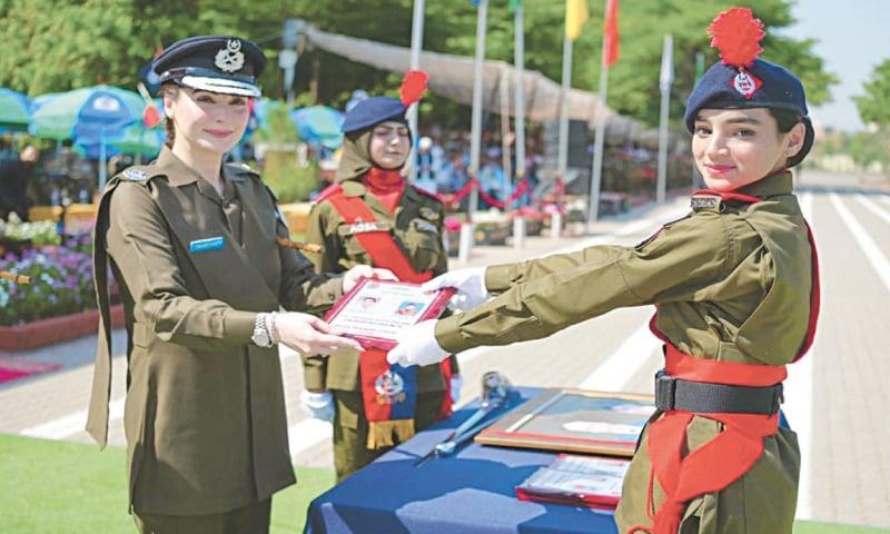 경찰복 입은 마리암 나와즈 샤리프 파키스탄 펀자브 주총리(왼쪽)