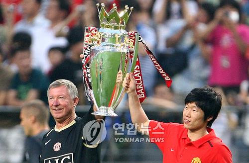 2007년 프리미어리그 우승컵 들고 서울을 찾은 박지성
