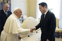 이재용, 교황 만나…바티칸 '삼성 전광판' 답례 차원인듯