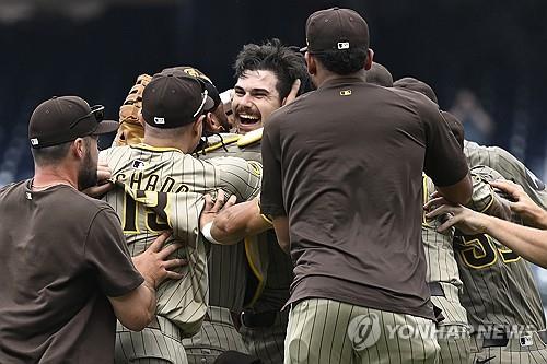 시즈의 노히트게임을 축하하는 샌디에이고 선수들