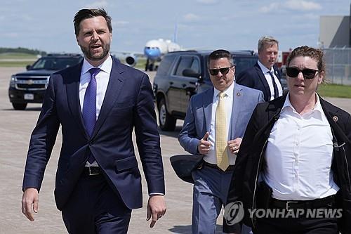 Vance turns around after seeing the Harris plane at the Wisconsin airport. 