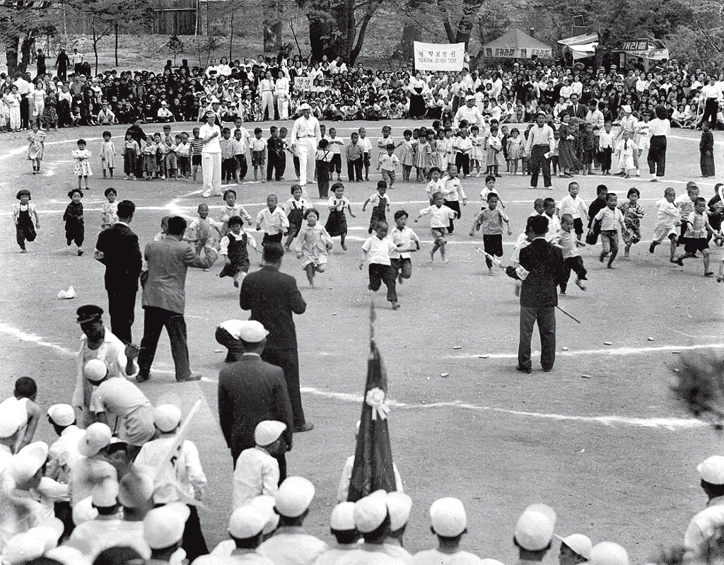 제25회 어린이날 열린 운동회에서 어린이들이 달리기 하고 있다다. 1954년 [국가기록원 제공]