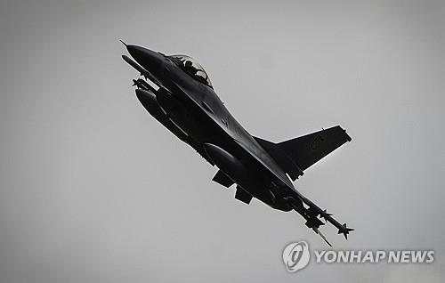 "서방 지원한 우크라 F-16 전투기 추락…'최고 파일럿' 사망"(종합)