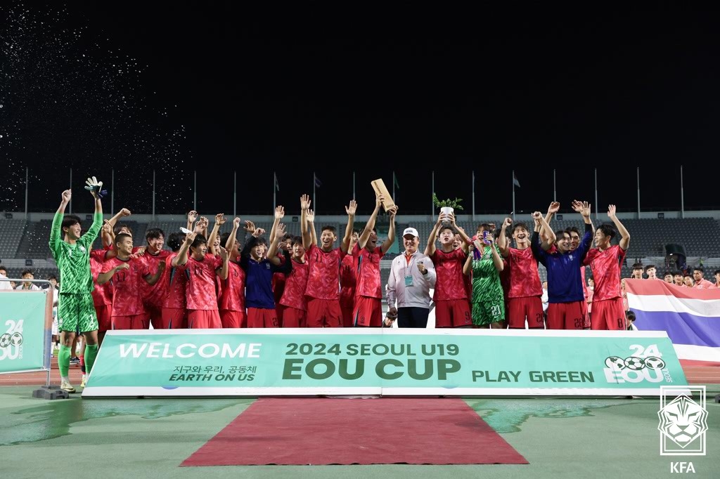 우승 트로피 들어 올린 U-19 축구대표팀 선수들