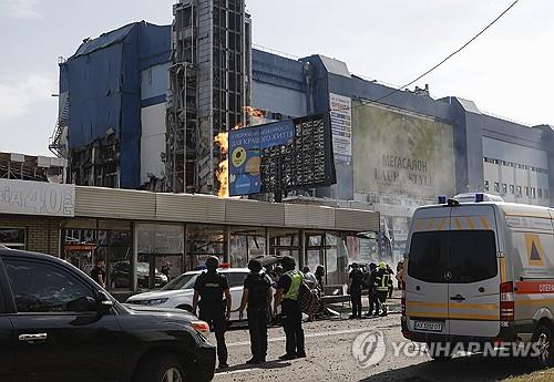 러시아 공습 받은 하르키우의 쇼핑몰