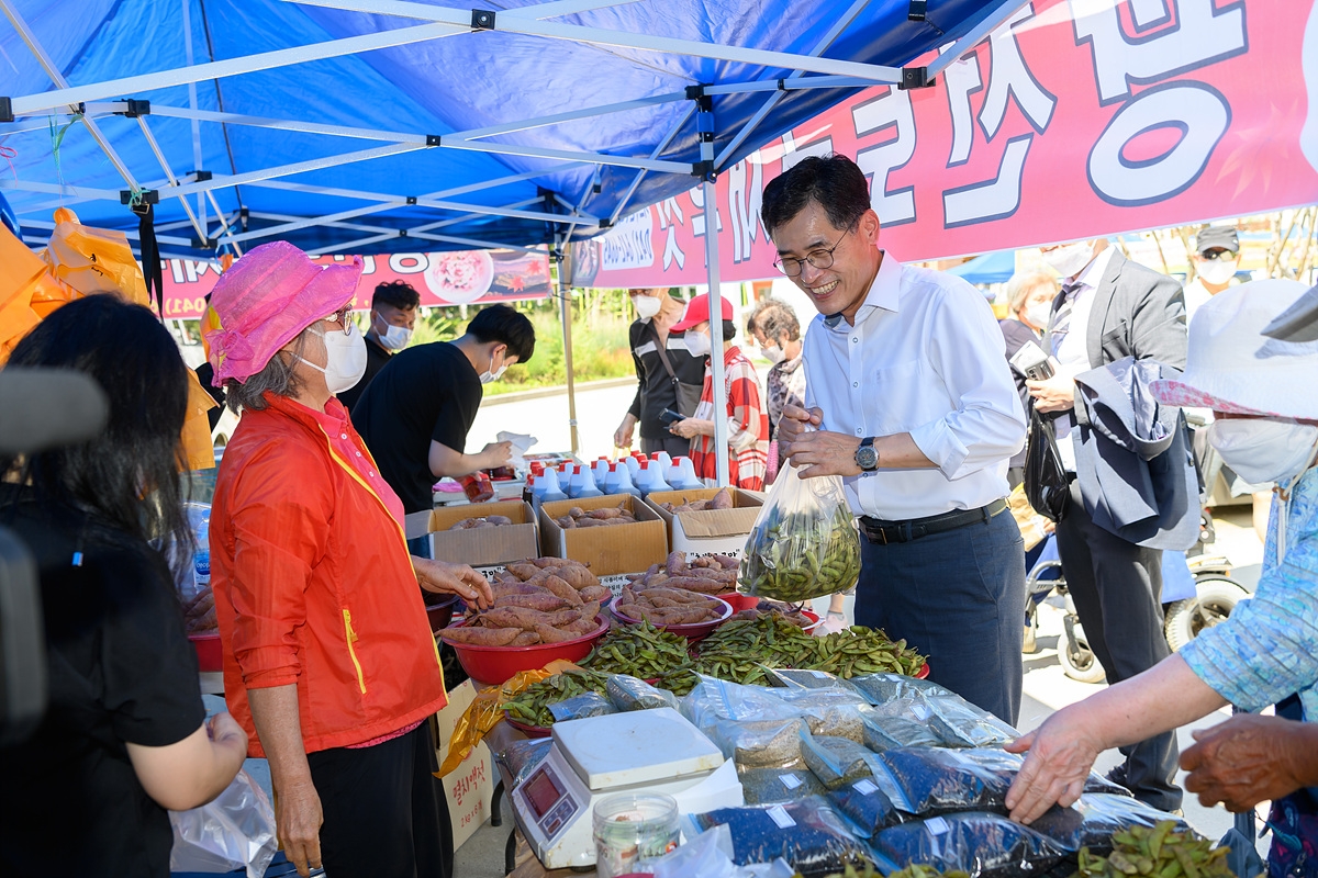 직거래장터에서 지역특산품을 사는 이기재 양천구청장