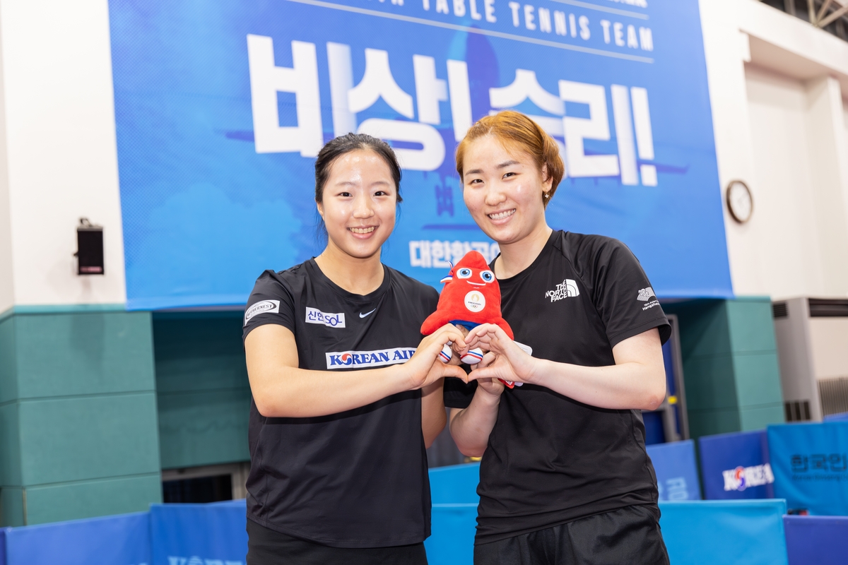 Paris Olympic table tennis bronze medalists Shin Yu-bin (left) and Lee Eun-hye