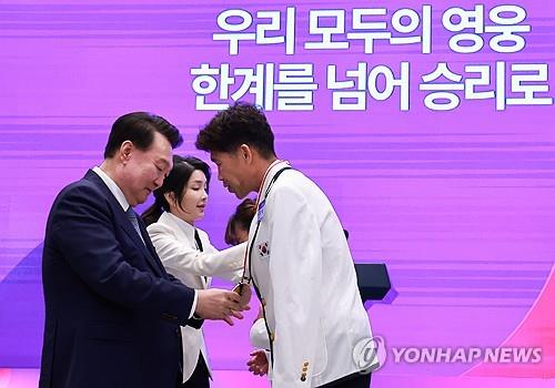 윤석열 대통령 부부, 파리 패럴림픽 김황태 선수 부부에게 국민감사 메달 수여