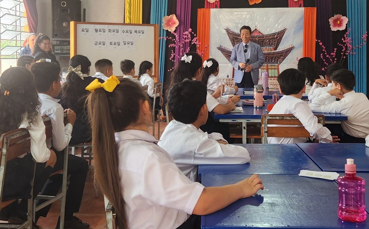 한국어 특별 참관 수업에서 학생들에게 인사하는 윤찬식 대사