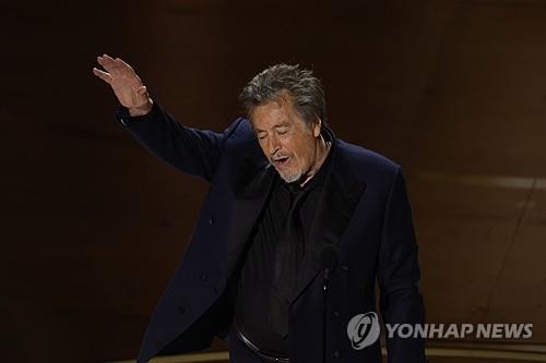 83세에 넷째 본 알파치노 16개월 아들과 놀아주는 것 재밌어