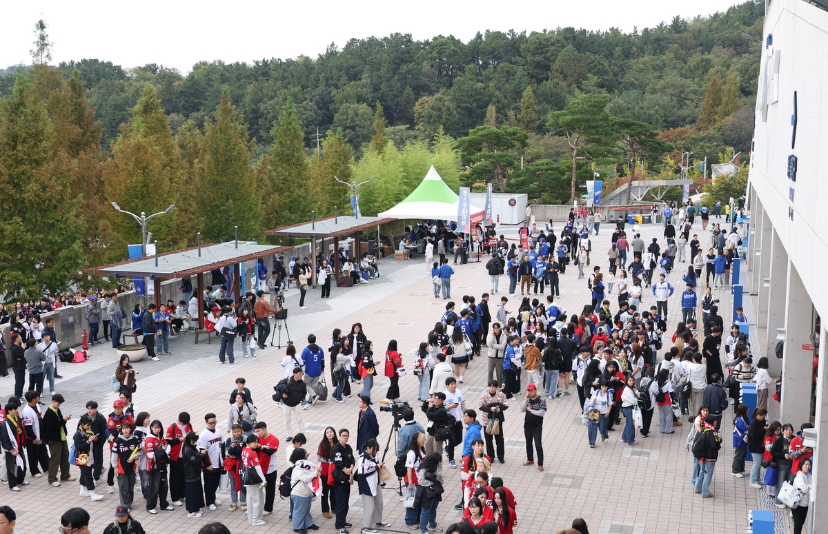 한국시리즈 3차전 앞두고 북적이는 대구 삼성라이온즈파크