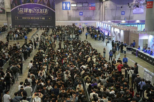 cloud crowd at gaming event