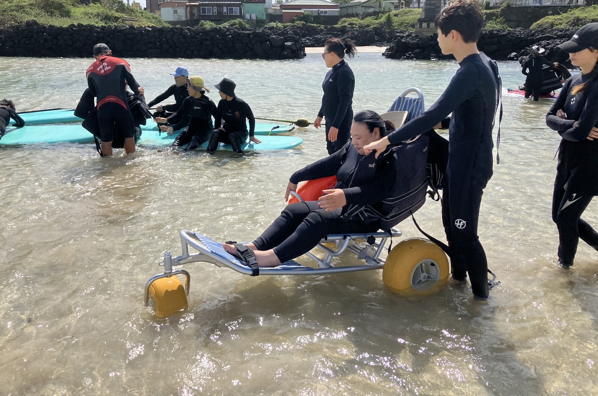 무장애 해수욕장 체험 모습