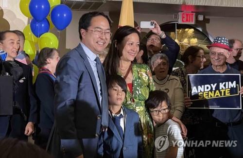 가족과 기념촬영하는 앤디 김 미 연방상원의원 당선인(2024.11.5)