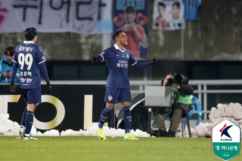 득점 후 포효하는 충남아산 주닝요.