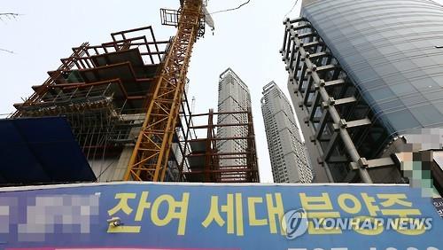 지방의 한 주택 공사현장에 붙은 잔여세대 분양 안내문