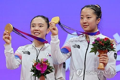 2022 항저우 아시안게임 여자복식 금메달을 합작한 전지희(왼쪽)와 신유빈