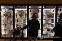 뉴욕시 한 식료품점의 계란 진열대