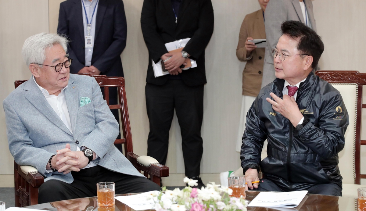 WT 조정원 총재(왼쪽)와 육동한 춘천시장 면담 