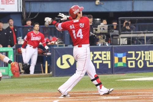 SSG 최정, 이틀 만에 다시 홈런포…KBO 최초 500홈런에 