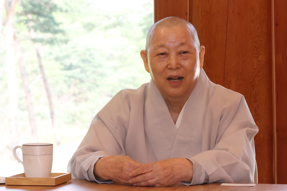 연합뉴스와 인터뷰하는 계호스님