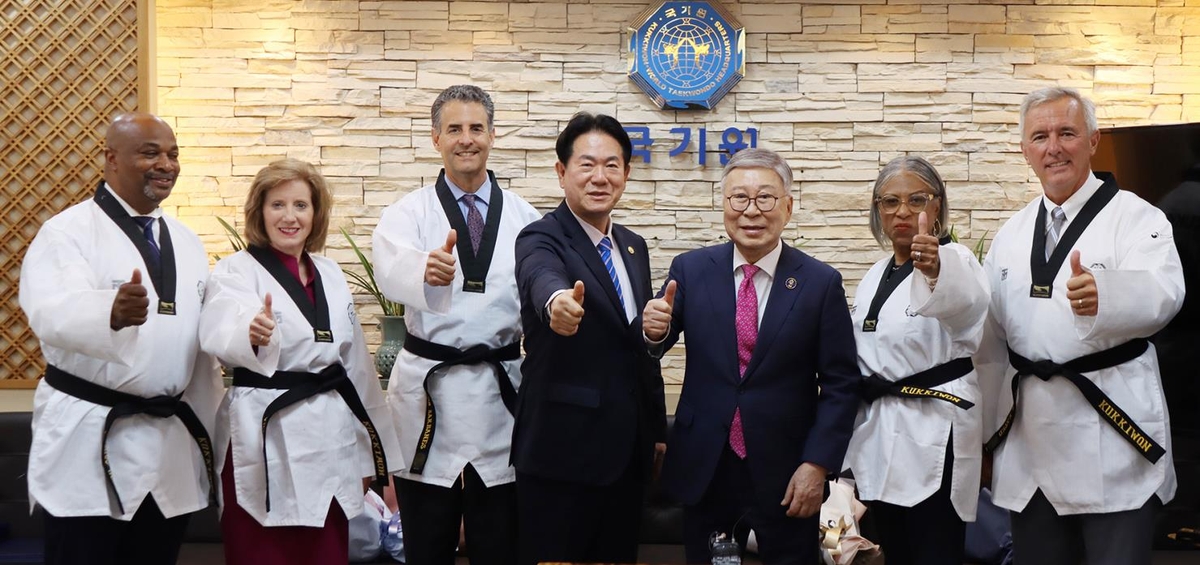 태권도복 입은 전직 미국 연방하원의원들