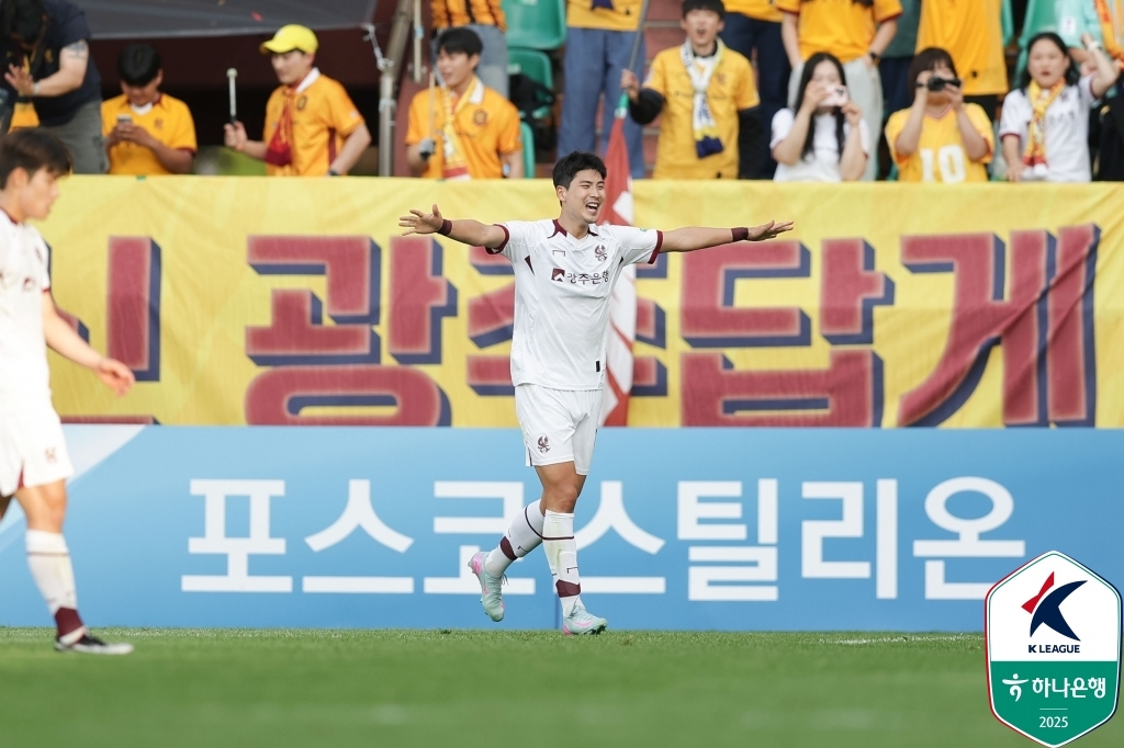 헤더 결승골을 터트리고 환호하는 광주 박인혁