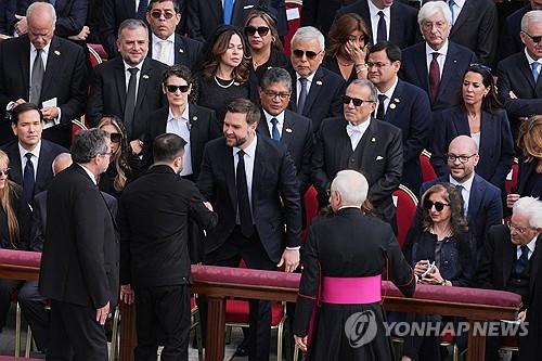 교황 즉위 미사서 악수하는 젤렌스키 우크라이나 대통령과 밴스 미국 부통령