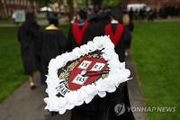하버드 졸업생들, 학사모에 하얀꽃 장식해 외국학생에 연대 표시