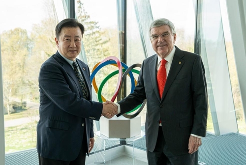 토마스 바흐 IOC 위원장과 면담 후 악수하는 윤강로 국제스포츠외교연구원장(왼쪽)