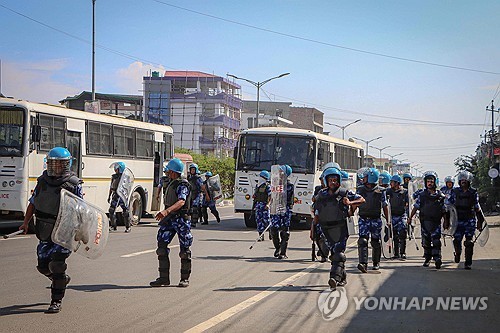통행금지령 내려진 인도 북동부 지역서 순찰 중인 요원들