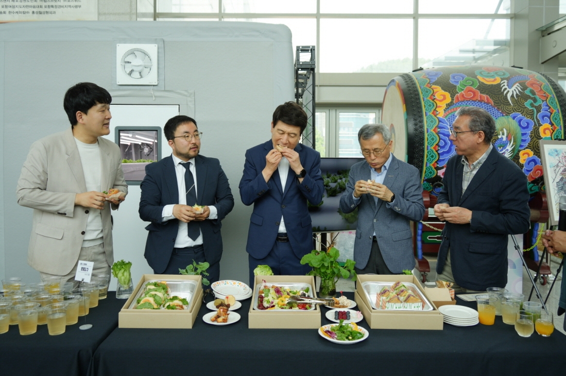 흙 없이 키운 상추, 인공육…포항 벤처기업 미래식품기술 눈길