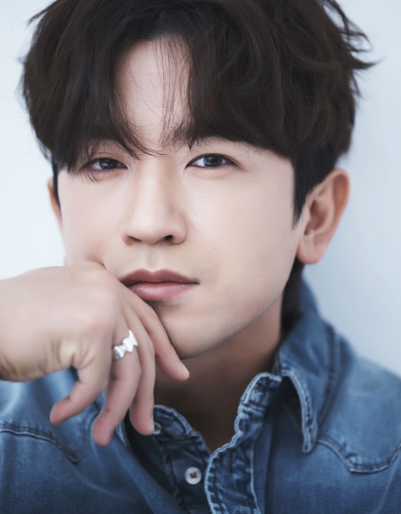 신화 이민우, 피에로 소재 첫 개인전…"제 삶과 닮아"