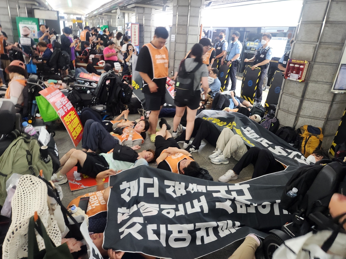 "장애등급제 진짜 폐지"…전장연, 경복궁역 승강장 누워…