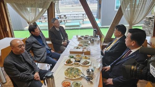 야구계 원로 만나 지원 요청하는 김영환 충북지사와 이범석 청주시장