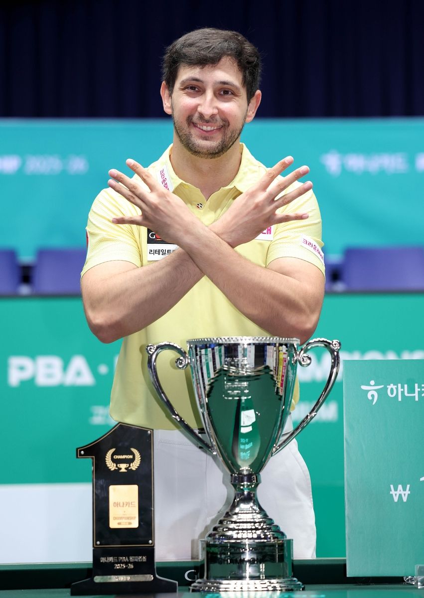 통산 8승의 기쁨을 손가락으로 표현한 마르티네스