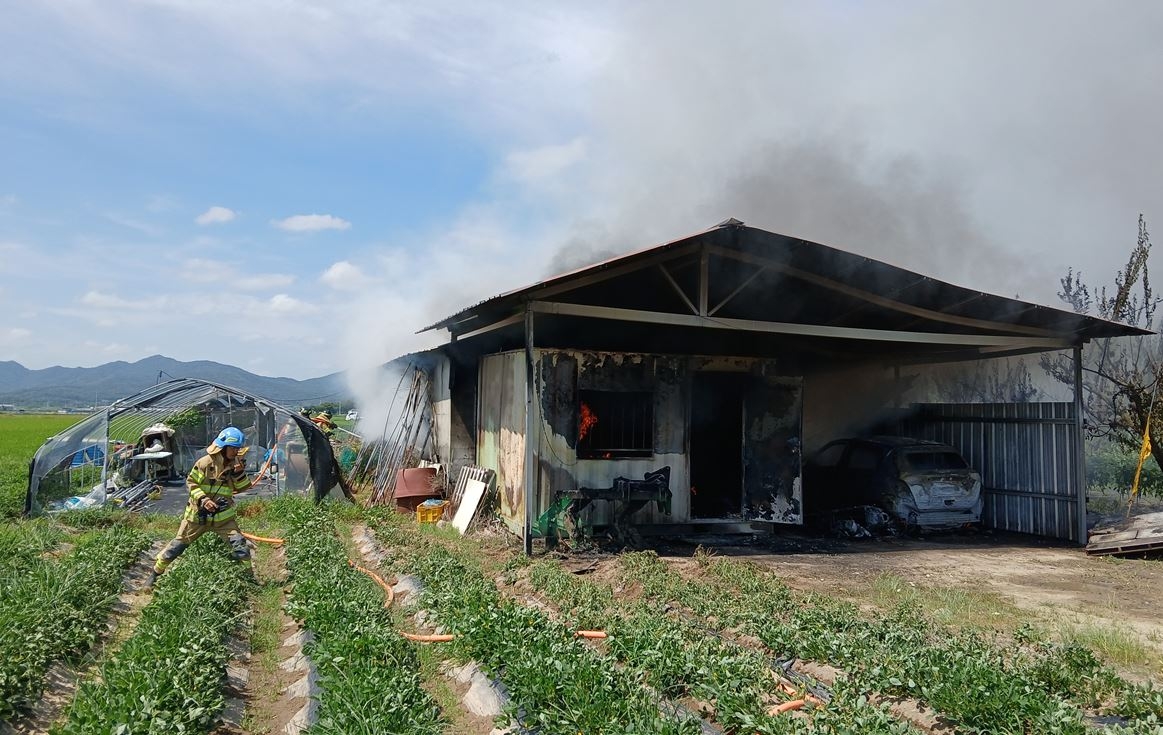 경북 의성군 농막에서 화재…40대 여성 화상