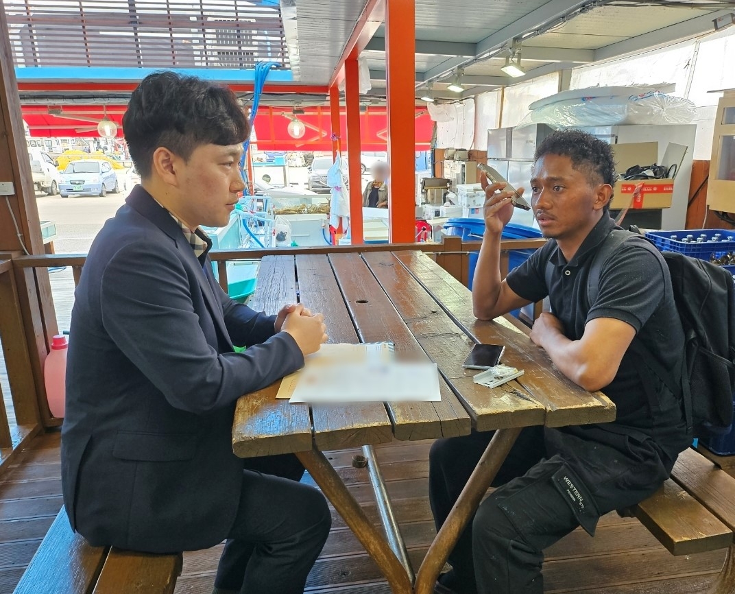 외국인 선원과 상담하는 신종원 경사