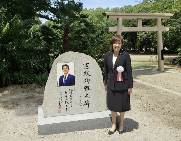日오사카 아베 기념비 설립 1주만에 낙서…관리자 "용서…