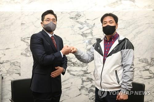 2021년 동반 취임했던 홍원기 키움 감독(왼쪽)과 고형욱 단장