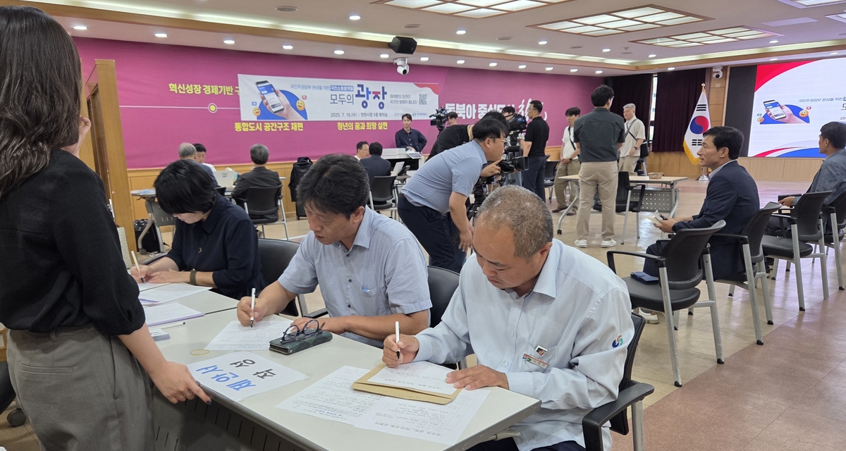 창원 찾은 국정기획위에 폐점 롯데백 주변상인 "상권 살…