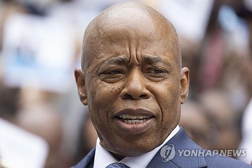 前뉴욕경찰청장 "애덤스 시장, 뉴욕경찰 범죄조직처럼 운…